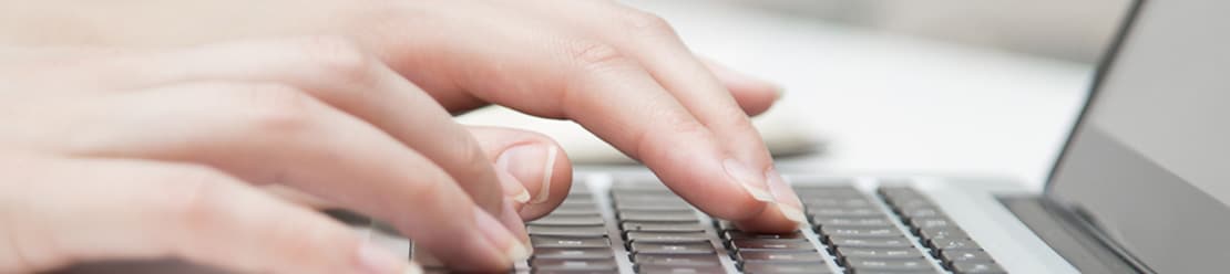 Kontakt Bild von zwei Händen, die auf der Tastatur eines Laptops eine Nachricht tippen. Gerne können Sie mich auch direkt anrufen unter 040 600 509 88.