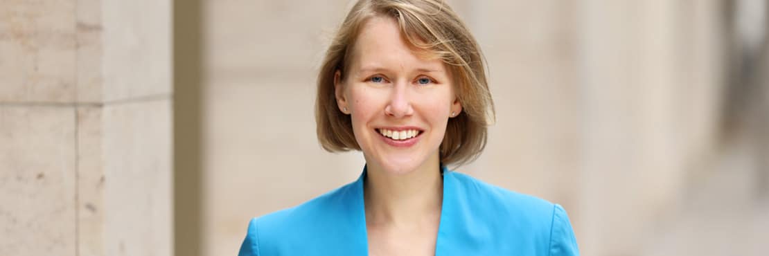 Heike Bliedung Foto von Heike Bliedung, der Gründerin von KLAR SORTIERT. Freundlich lachend. Willkommen auf meiner Unterseite zum Profil.